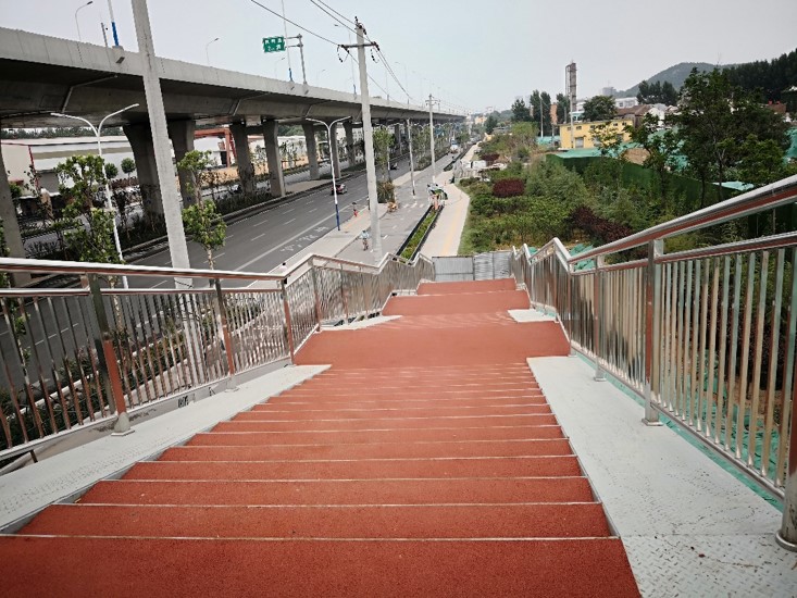 ee82d90e42f344 赤峰市工业北路急剧路建设人行天桥多彩网